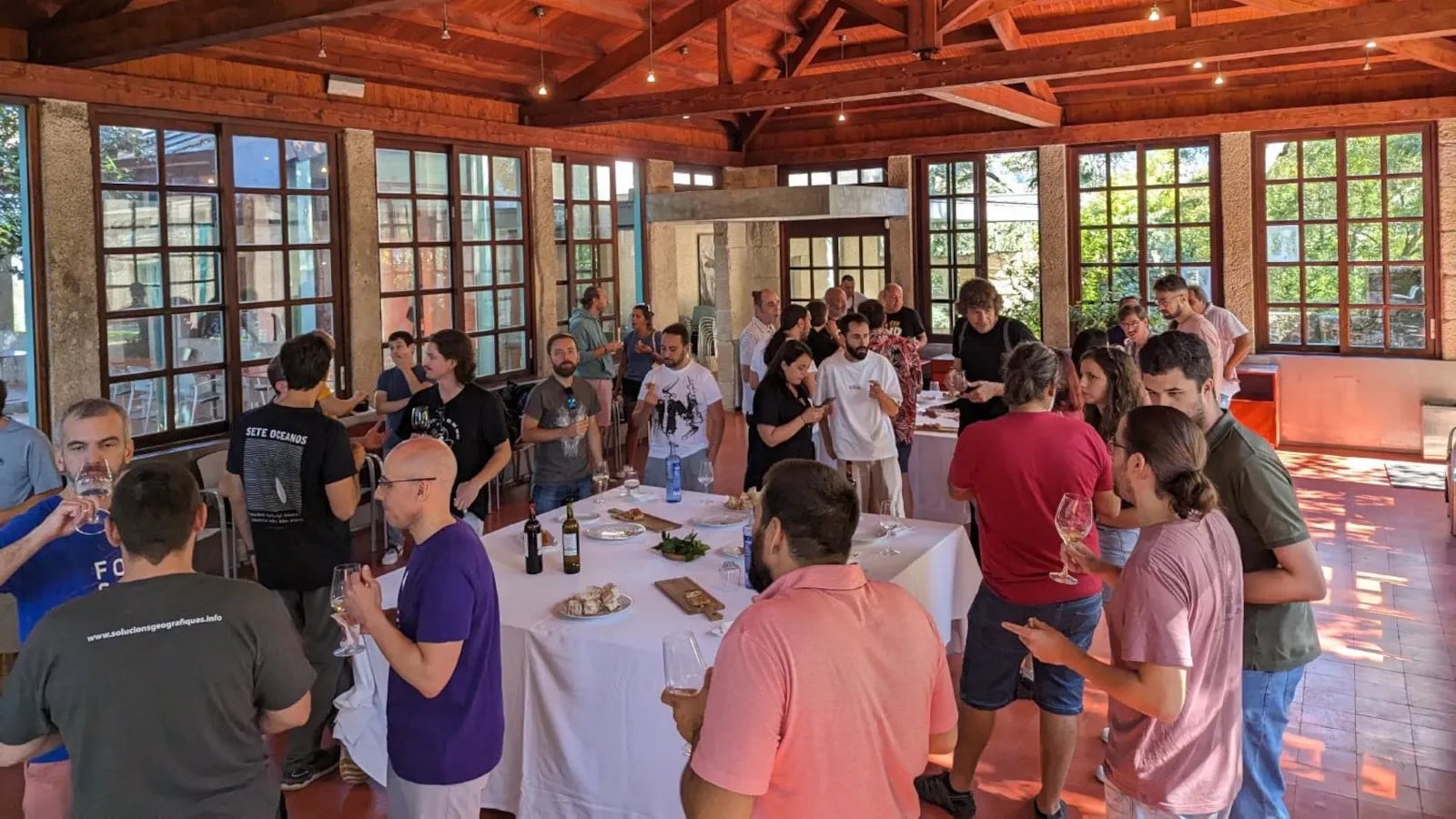 GeoCamp ES attendees talking during lunch break